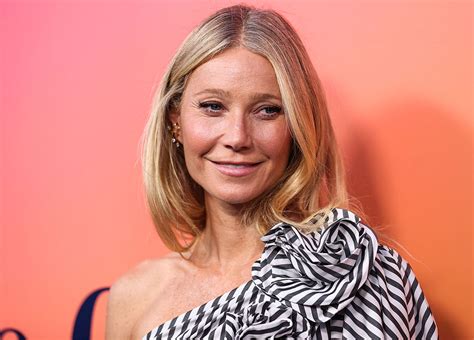 Gwyneth Paltrow, 51, shows off her VERY toned abs。